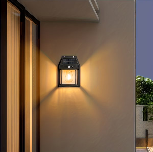 1+1 CADOU Lampa Solara de Perete 2W | 600LM, rezistenta la apa IP65, pentru gradina sau casa